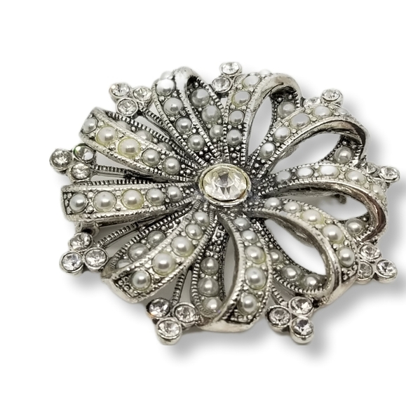 LIZ CLAIBORNE VINTAGE SILVERTONE WITH FAUX PEARLS & CRYSTALS STATEMENT BROOCH - Picture 2 of 4
